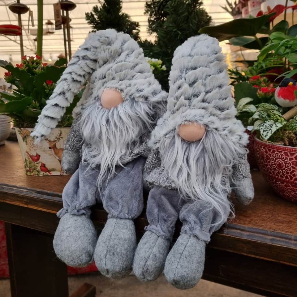 tomte-med-luva-sittande-grvit-stor-1