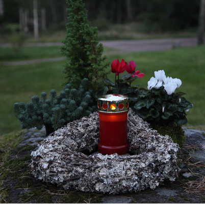 Gravljus ’Serene’ LED, Röd H13,5cm
